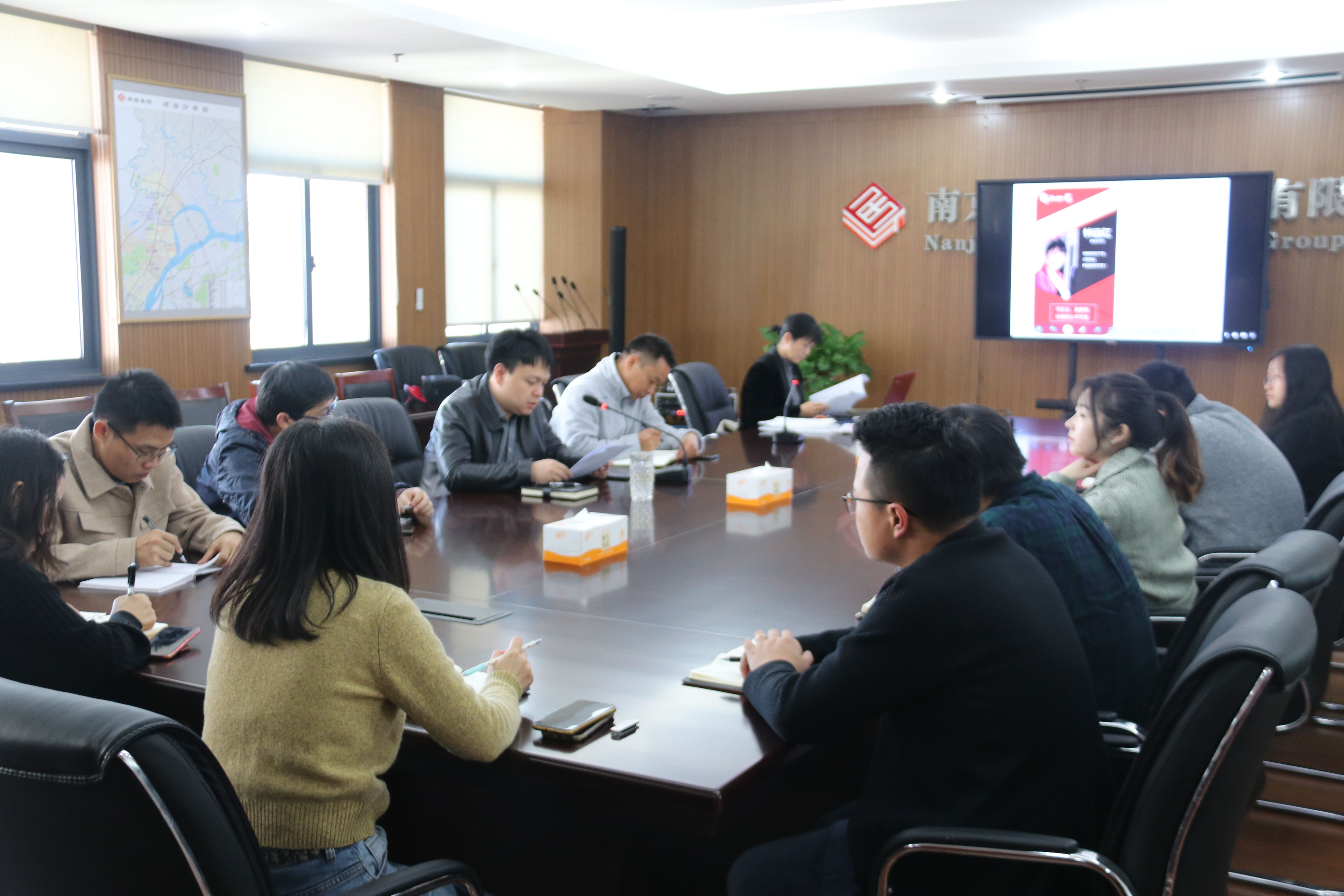 果博官网集团邀请《新江北报》编辑指导新闻宣传工作